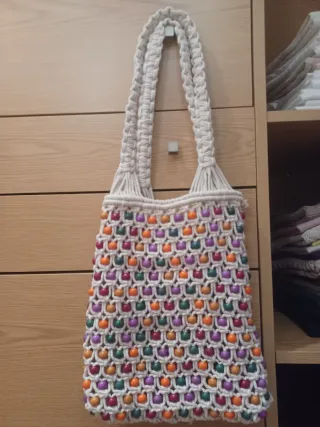 Bolso de mano con abalorios.