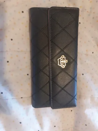 Cartera negra acolchada con corona