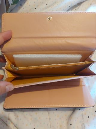 Cartera negra acolchada con corona