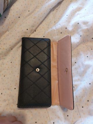 Cartera negra acolchada con corona