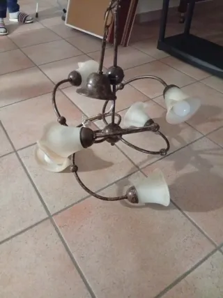 Lampadario in metallo e vetro