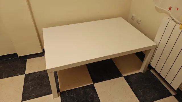 Mesa baja de madera blanca