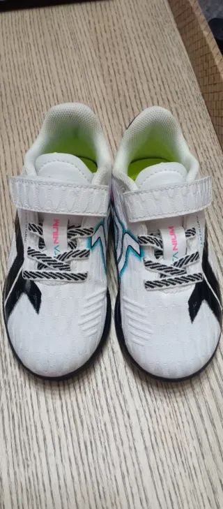 Botas de fútbol infantiles blancas talla 27