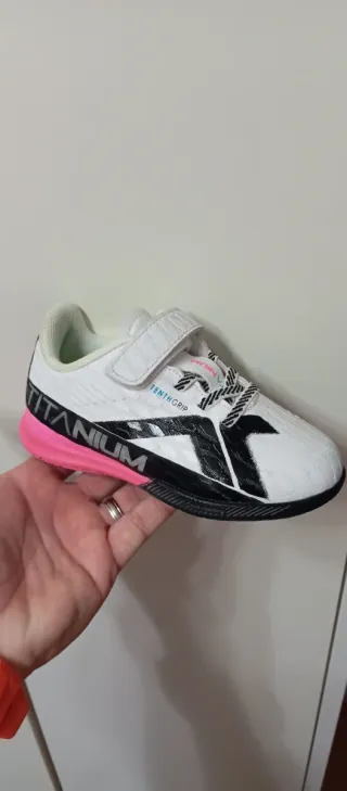 Botas de fútbol infantiles blancas talla 27