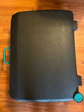 Maleta de viaje negra con ruedas