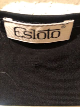 Camiseta Estilo negra con adornos dorados