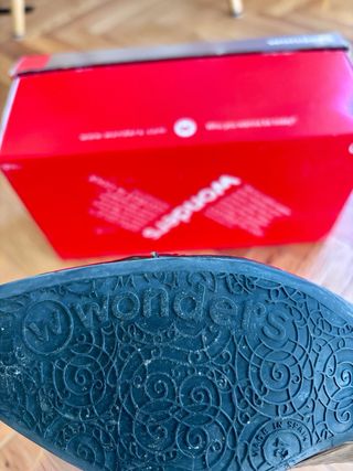 Tacones Wonders de charol negros