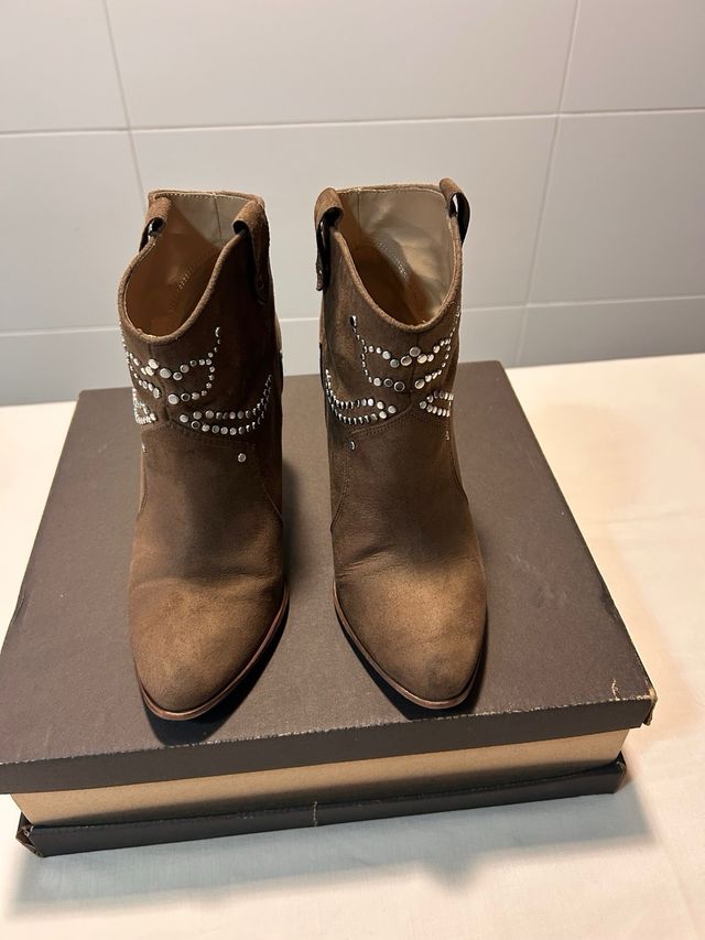 Botines Cowboy Zara Marrones Mujer con tachuelas