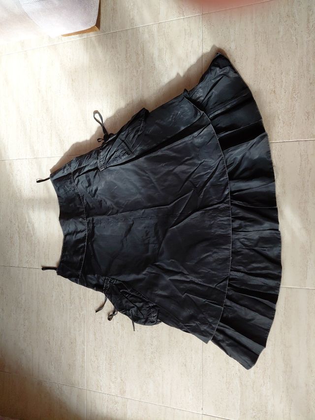 Falda étnica negra y roja