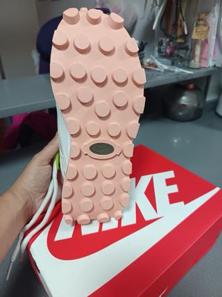 Nike Bailleli Beige y Rosa
