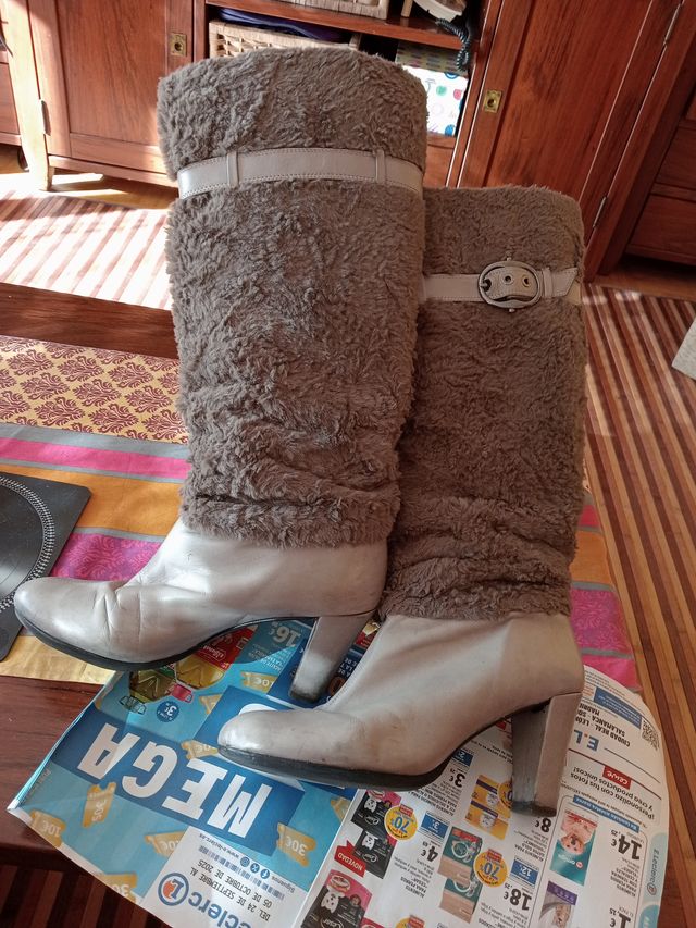Botas altas beige y grises con pelo
