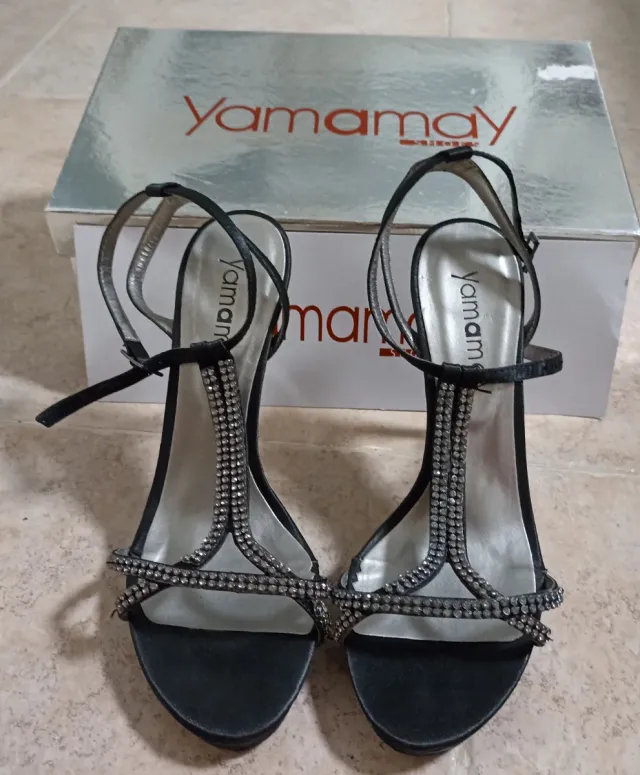Zapatos de fiesta Yamamay negros y plateados.
