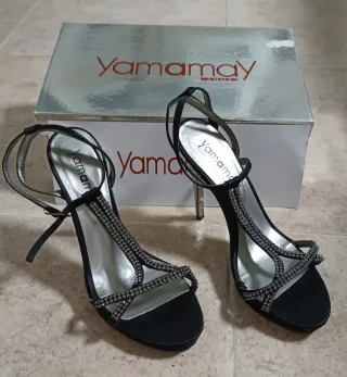 Zapatos de fiesta Yamamay negros y plateados.