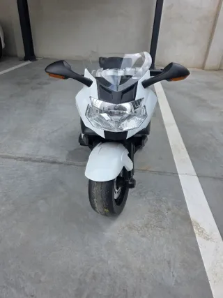 Moto eléctrica blanca