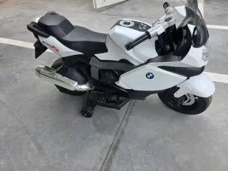 Moto eléctrica blanca