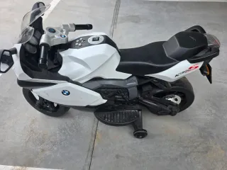 Moto eléctrica blanca