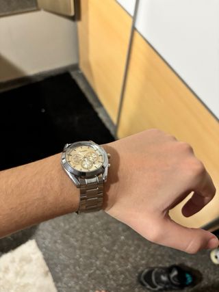 Reloj moderno plateado