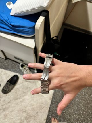 Reloj moderno plateado