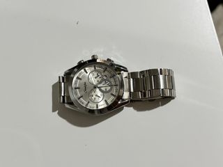 Reloj moderno plateado