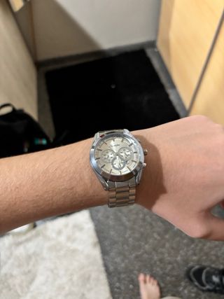 Reloj moderno plateado