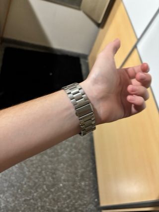 Reloj moderno plateado