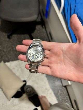 Reloj moderno plateado