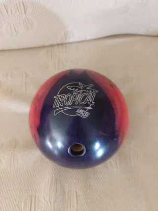 Palla da bowling rossa e nera