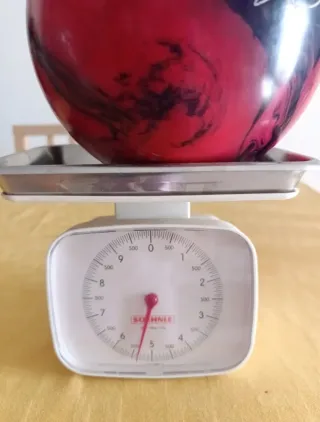 Palla da bowling rossa e nera