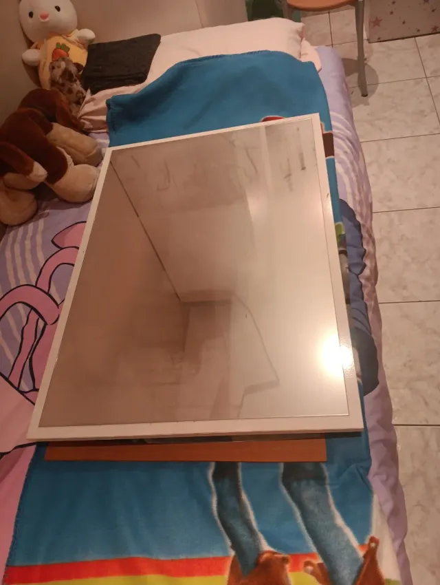 Espejo de cristal con marco de madera