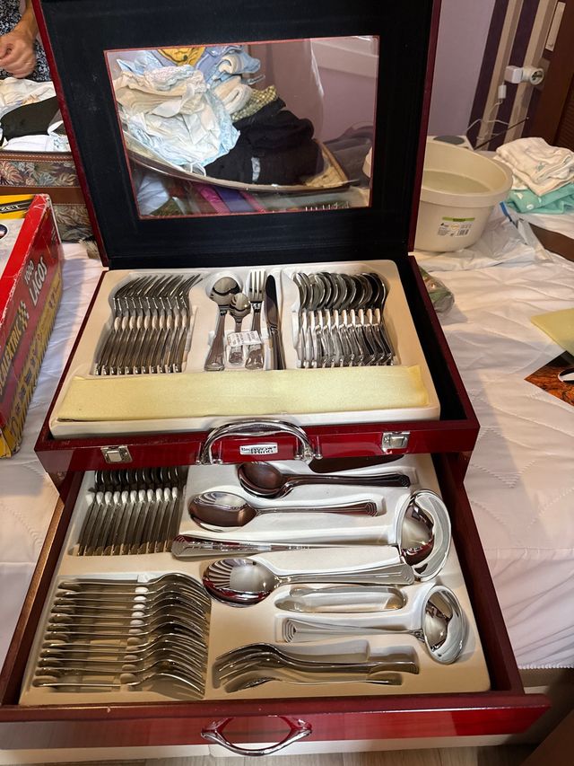 Cubertería de metal y madera