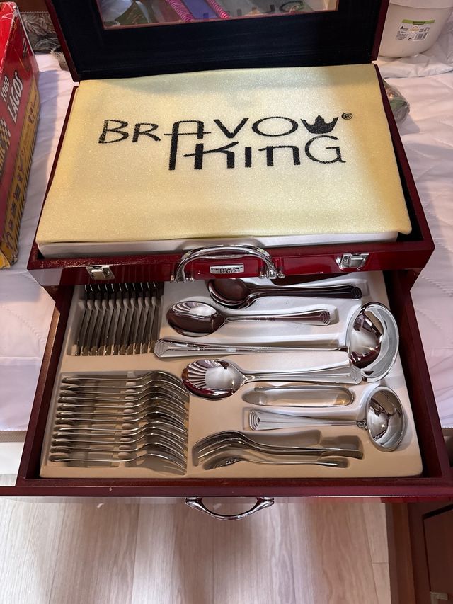 Cubertería de metal y madera