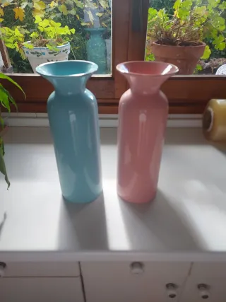 Jarrones de cristal azul y rosa