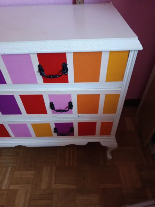 Cómoda y mesita de noche multicolor