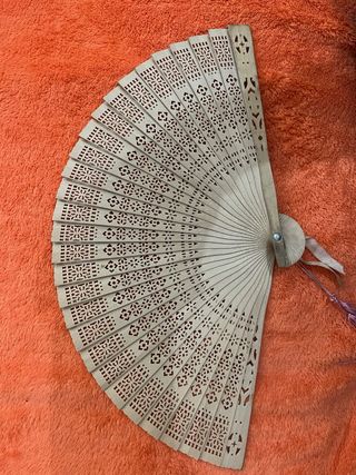 Abanico de madera tallada