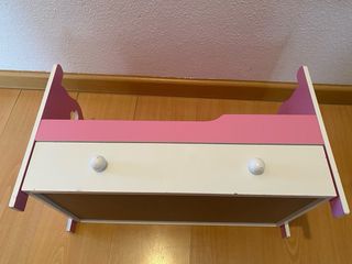 Cuna de muñecas rosa con cajón
