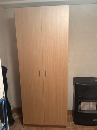 Armario de madera marrón