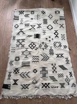 Alfombra lana beige y negra. Original de Marruecos