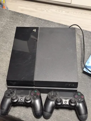 PS4 (PlayStation 4) con 2 mandos y cables
