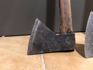 Conjunto de 2 hachas antiguas