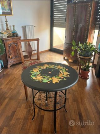 Tavolo Alto Artigianato con decoro floreale