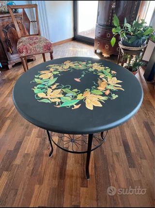 Tavolo Alto Artigianato con decoro floreale