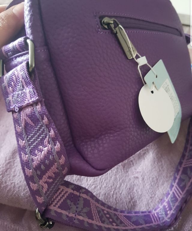Bolso morado con compartimentos