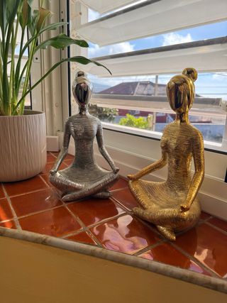 Figuras decorativas meditación metal