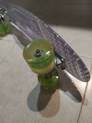 Patinete transparente con ruedas luminosas
