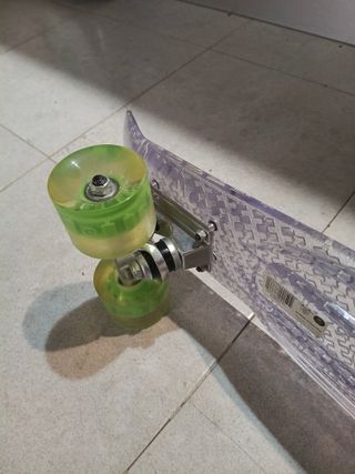 Patinete transparente con ruedas luminosas