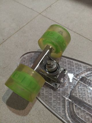 Patinete transparente con ruedas luminosas