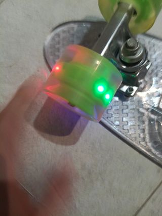 Patinete transparente con ruedas luminosas