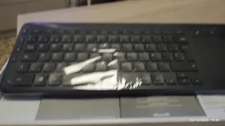 Teclado Microsoft con panel multitáctil integrado.