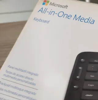 Teclado Microsoft con panel multitáctil integrado.