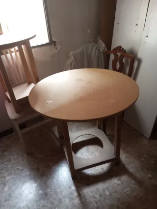 Mesa redonda de madera con hueco.